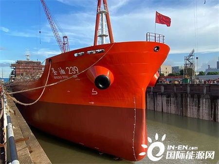 江蘇海通一艘成品油船順利下水